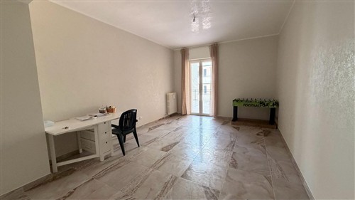 Centrale Appartamento di 3 Vani & Acc. Ristrutturato, Terrazza a Livello. Box.